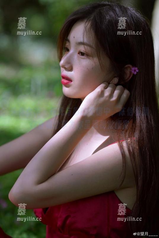 头条女神-陈怡曼 头条女神 - 在光与影的交错中,陈怡曼黑白作品分享为你呈现视觉盛宴