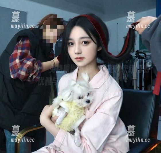 妖精视觉-软软 妖精视觉 - 免费原图下载,感受软软红裙的优雅与时尚,赶快行动吧!