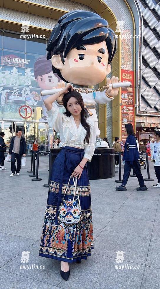 小女巫露娜 独一无二的时尚之路:小女巫露娜条纹提花白衬衣图集分享