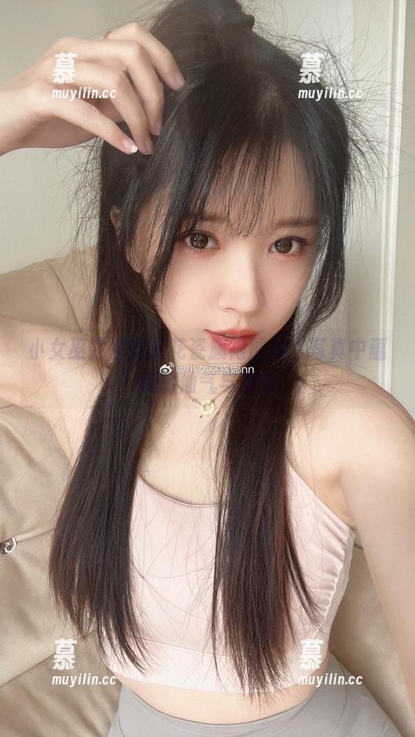 小女巫露娜的青花瓷旗袍图集，写真中蕴藏的仙气与灵性