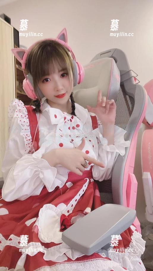 小女巫露娜 私房精彩:小女巫露娜牛仔小裤裤原图尽情展现她的梦想与创意