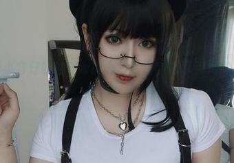 来观看小容仔咕咕咕w的夏日写真，畅享无尽的阳光与清新气息！