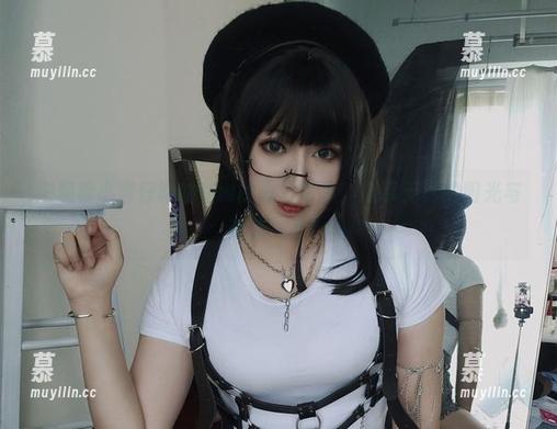 小容仔咕咕咕w 来观看小容仔咕咕咕w的夏日写真,畅享无尽的阳光与清新气息!