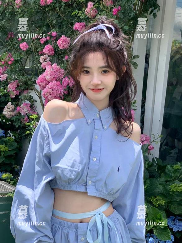 尤果网 - 游子熙办公室里的写真作品，等你来观看她的独特风格与创意！