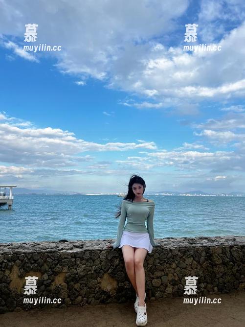 尤蜜荟 - Carol周妍希奶牛写真全集原图收集，带你一同探索她独特视角下的美丽与纯真之旅！