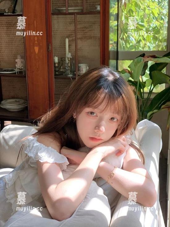 尤蜜荟 - Carol周妍希裸足写真集再度更新，仿佛在诉说那些动人的故事！