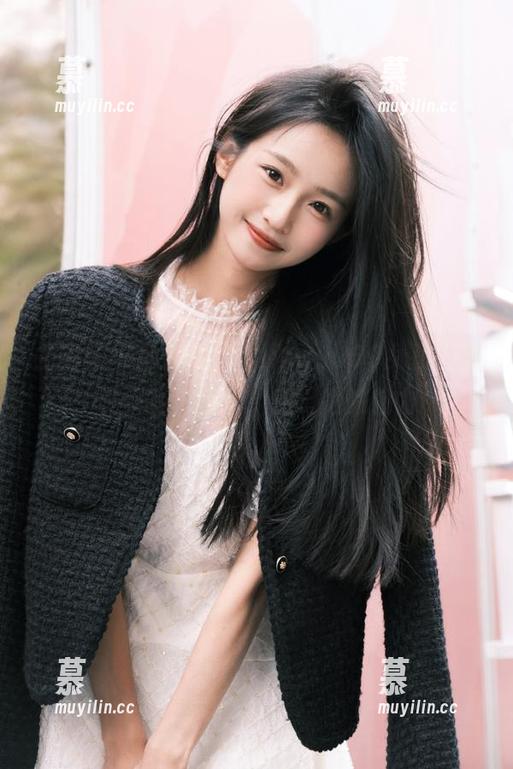 尤蜜荟-lingyu69 尤蜜荟 - 尽情欣赏“lingyu69女孩”的经典写真图包,感受她的魅力