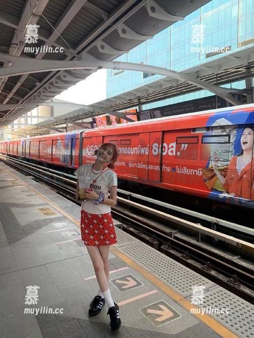 尤蜜荟 - 跟随周于希的步伐，欣赏精选奶牛写真图片，感受田园生活的纯粹与宁静