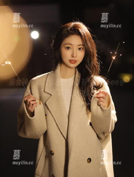 推女神-Lee小棠 推女神 - 精致优雅的白衬衫,尽在Lee小棠的最新写真更新中绽放光彩