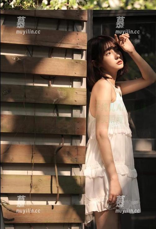 推女神-子纯儿Annie 推女神 - 美丽不容错过:子纯儿Annie连衣裙写真合集中的唯美瞬间