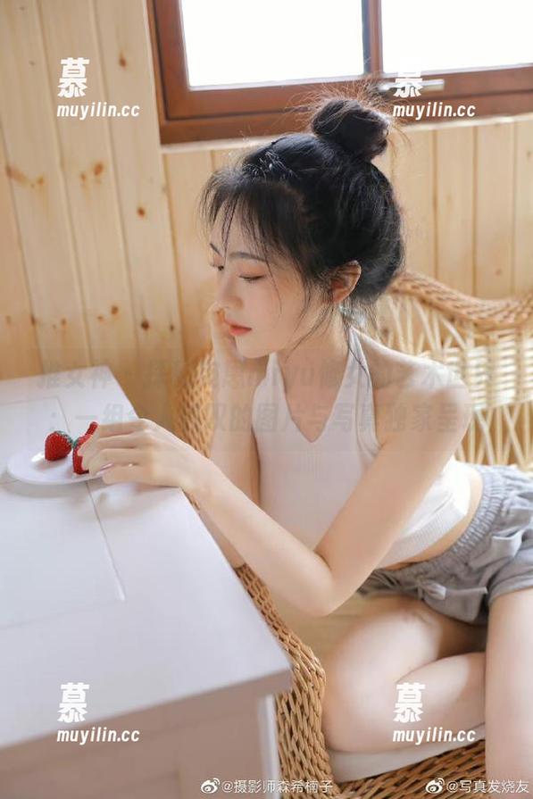推女神-宛恩miyu 推女神 - 探秘宛恩miyu修女的艺术世界:一组令人惊叹的图片与写真独家呈现