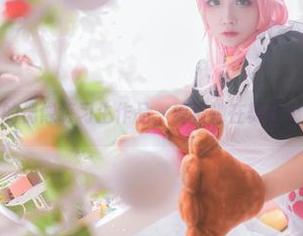 欣赏日奈娇的偶像练习生作品，观看她在舞台上的精彩表现