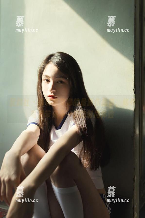 星颜社 - 探秘黄寒娜的最新作品集，秘书写真带来不一样的时尚体验