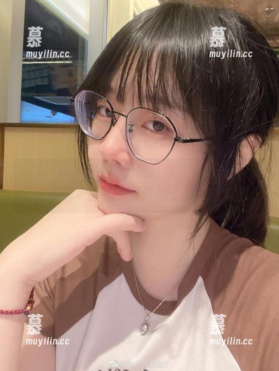 是一只废喵了 “是一只废喵了”倾情奉献的圣诞连衣裙cos,有趣美图带来节日的无限想象与快乐
