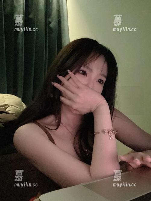 是青水 是青水的作品集,秘书的每一张图片资源都让人感受到满满的故事!