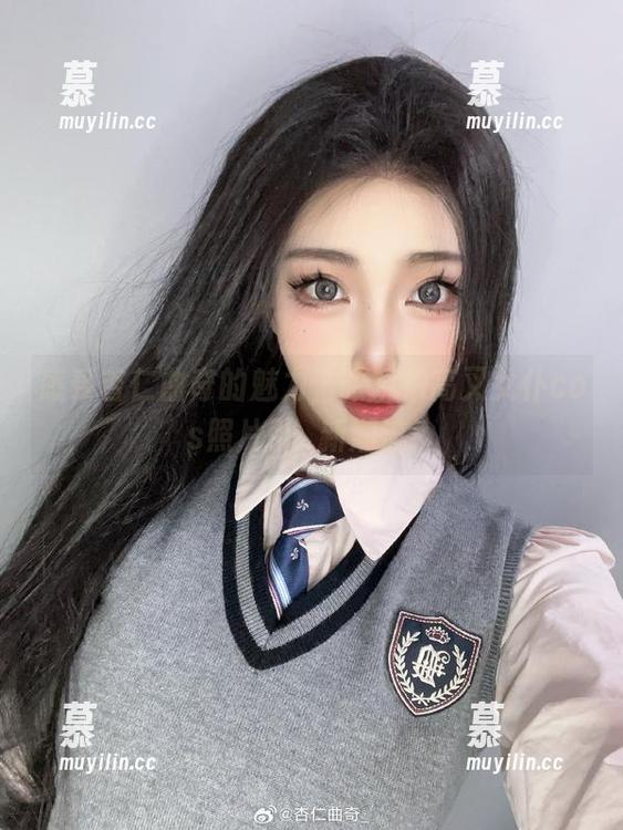 感受杏仁曲奇的魅力，眼镜娘高叉女仆cos照片引領新潮流！