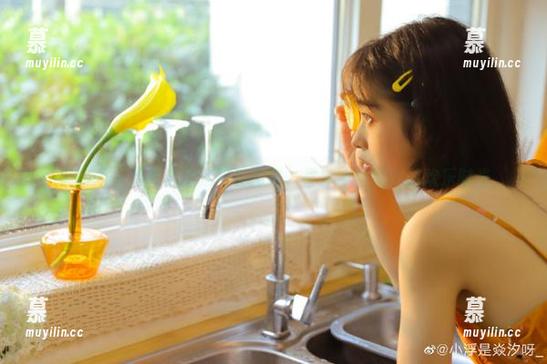 果团网-周于希 果团网 - 周于希泳池写真图包,尽享水中嬉戏的欢乐时光