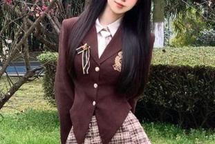 在森萝财团的高清写真中，毛衣黑丝搭配出独特的性感魅力，快来一窥究竟！