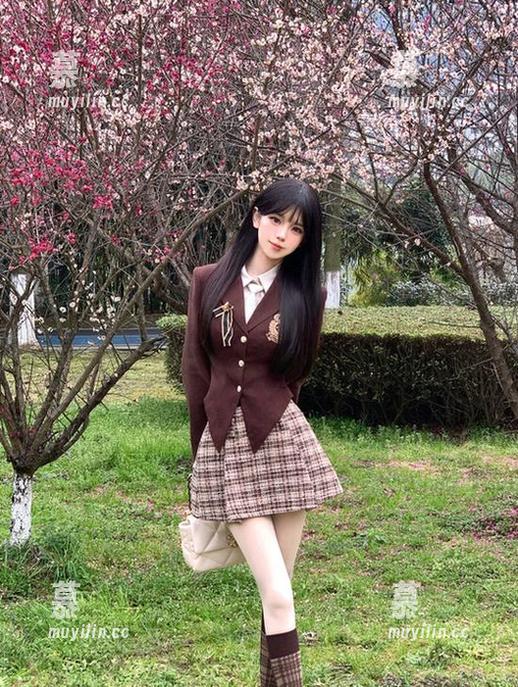在森萝财团的高清写真中，毛衣黑丝搭配出独特的性感魅力，快来一窥究竟！