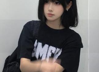 来自森萝财团的楼梯间黑丝小妹合集，壁纸版图大揭秘，撩动你的心弦！