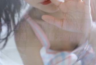 森萝财团呈现：私房写真中的女生白衬衣透惑，穿越时光的优雅