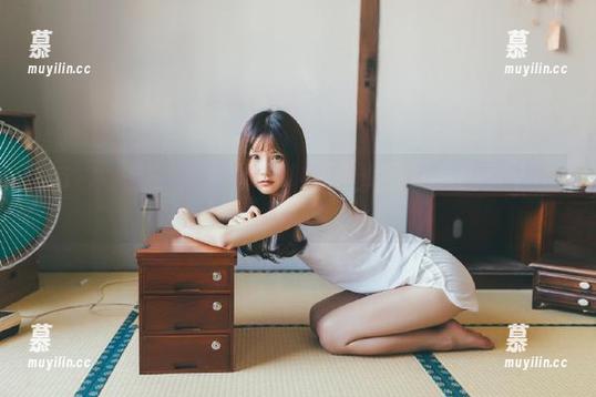 模范学院 - 办公室里的秘密：郑颖姗的私房写真，让我工作都不专心了！