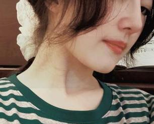 免费查看樱晚gigi的灰丝写真原图，欢乐无限尽在其中！
