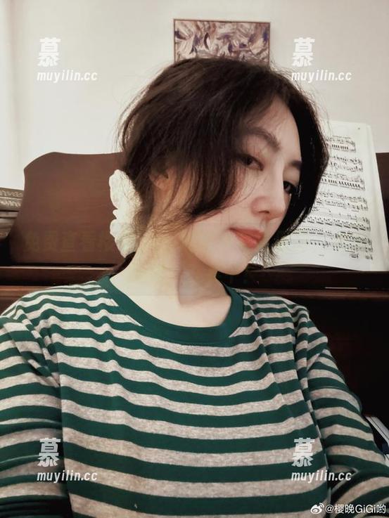 免费查看樱晚gigi的灰丝写真原图，欢乐无限尽在其中！