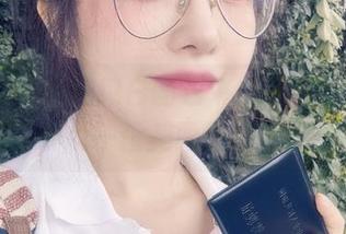 在樱晚gigi的纯白图包中，每一张原图都仿佛在诉说一段美丽而诗意的故事。