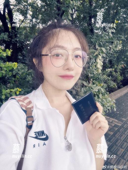樱晚gigi 在樱晚gigi的纯白图包中,每一张原图都仿佛在诉说一段美丽而诗意的故事。