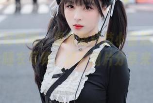 捕捉美好瞬间：海克斯科技小蛋糕的酒红色睡衣写真，精彩图片分享来袭
