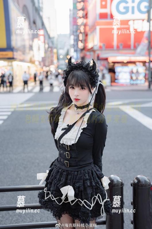 捕捉美好瞬间：海克斯科技小蛋糕的酒红色睡衣写真，精彩图片分享来袭