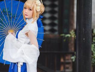 感受“焖焖碳”的独特艺术风格，细细品味“小天鹅女仆”写真全集中的每一份情感与美丽。