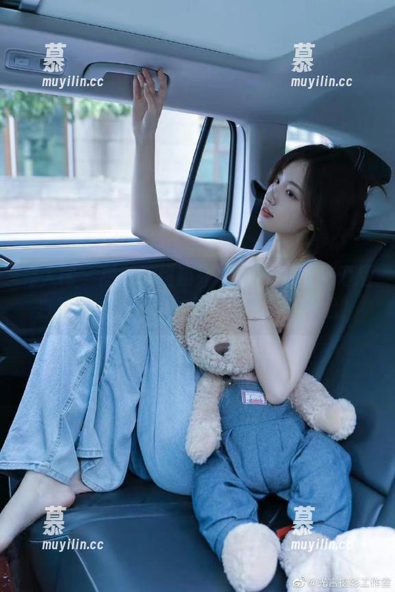 秀人网-Sugar糖酒酒 秀人网 - 甜美与优雅并存,Sugar糖酒酒白裙写真图片全收录,免费下载体验!