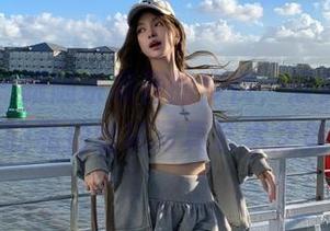 秀人网 – 跟随余虞酱的步伐，欣赏她独特的私拍丝袜写真艺术之美