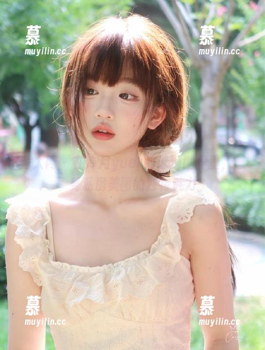 秀人网-冷月yuer 秀人网 - 在冷月yuer的泳池世界里,感受私房美图的独特魅力