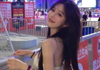 秀人网 – 一起来看凯竹姐姐的泳池美照，超完整套图资源限时免费！