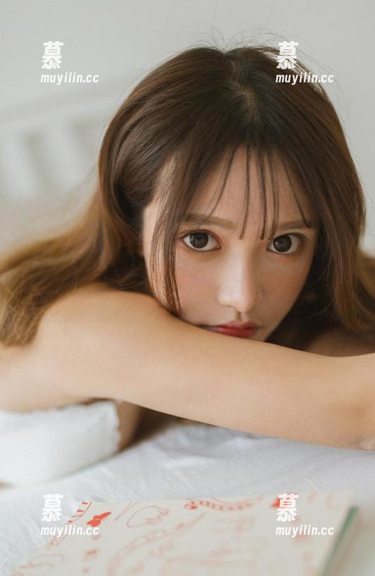 秀人网 - 千夜未来户外写真系列：体验自然之美与个性时尚的精致照片