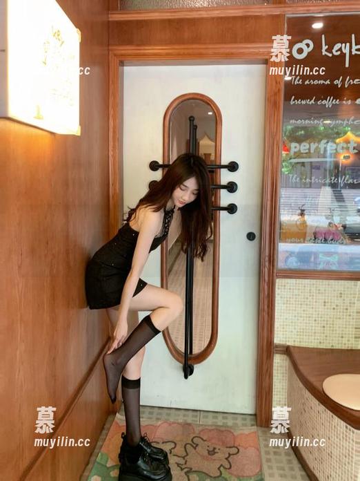 秀人网-外科TEL 秀人网 - 因为她的独特,外科TEL最新皮衣写真套图,尽情展现你的时尚态度