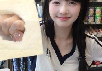 秀人网 – 精选娜露的圣诞写真集，展现了冬日里独有的梦幻与温馨