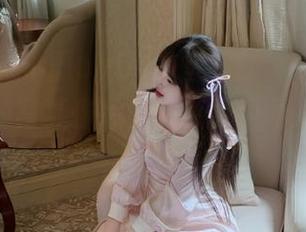 秀人网 – 小雨baby教室里的梦幻时光：分享她的写真作品集，感受少年心中的自由与梦想