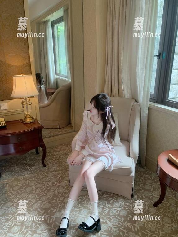 秀人网 - 小雨baby教室里的梦幻时光：分享她的写真作品集，感受少年心中的自由与梦想
