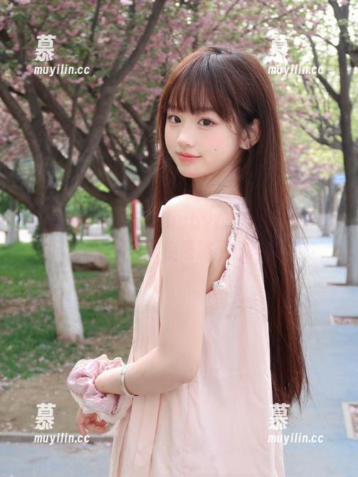 秀人网 - 感受星星baby的魅力，全套比基尼图包带你领略夏日风情