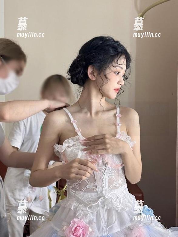 秀人网 - 让林乐一秘书的图库作品温暖你心，快来欣赏她的可爱写真吧！