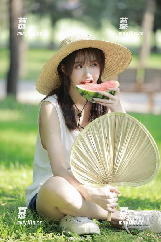 秀人网 - 梦娜Vanessa的裤里丝写真，精美图库下载，快来感受不一样的视觉盛宴！