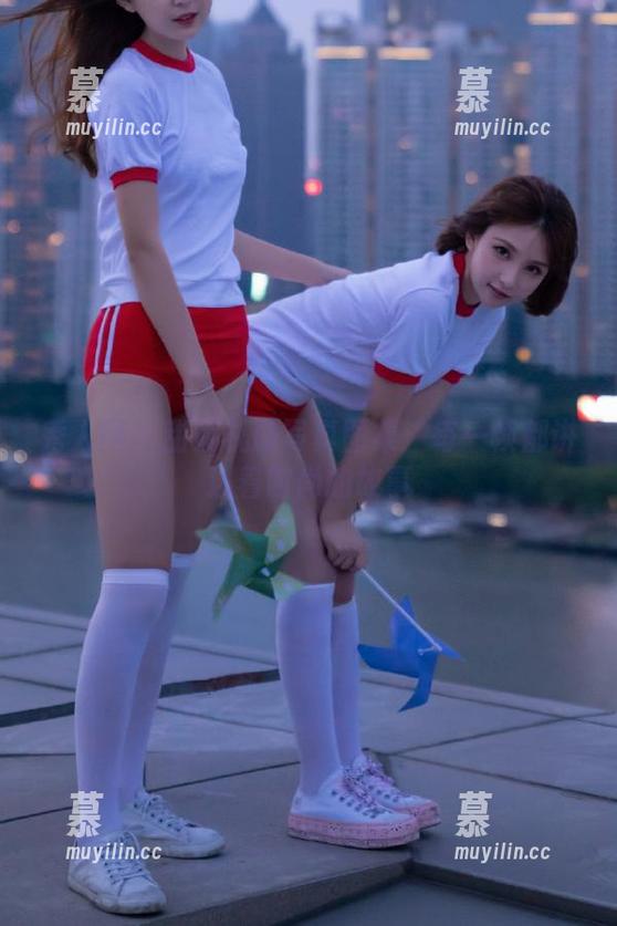 秀人网-甜妮 秀人网 - 甜妮礼服写真图集:每一帧都讲述着时尚的故事