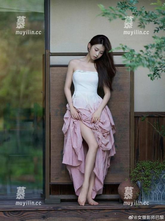 秀人网 - 迷人制服风格：盼盼龙女sunny的精选写真图库赏析
