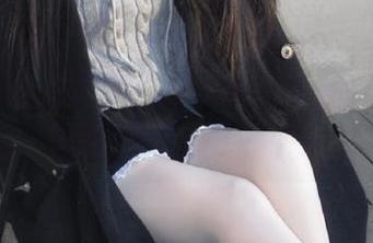 秀人网 – 美桃酱的网袜写真图册：调侃与美丽之间的微妙平衡