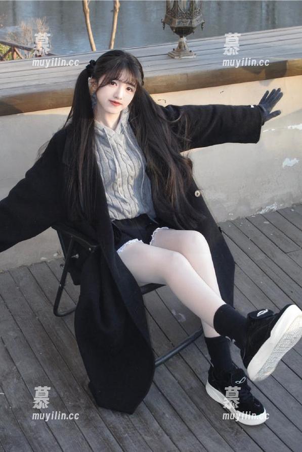 秀人网 - 美桃酱的网袜写真图册：调侃与美丽之间的微妙平衡
