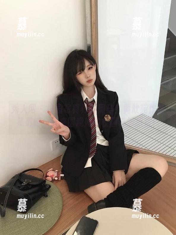 秀人网 - 校园写真界的黑马！黄歆苑作品集更新，快来围观她的校园奇妙旅程！